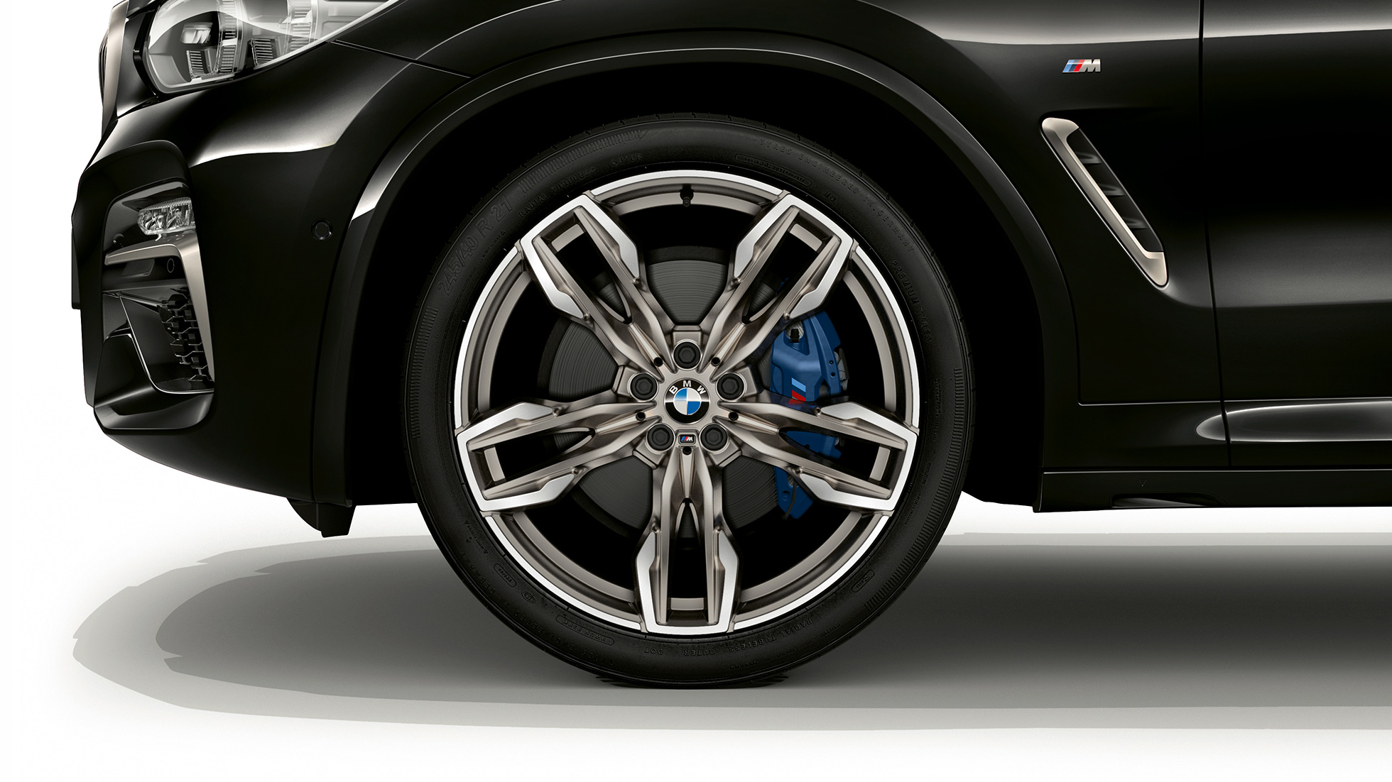 BMW X4 M40i und BMW X4 M40d, 21-Zoll M Leichtmetallräder. BMW X4 M40i und BMW X4 M40d in Saphierschwarz metallic, Exterieur, Seitenansicht mit 21-Zoll M Leichtmetallrädern im Doppelspeichen-Design.