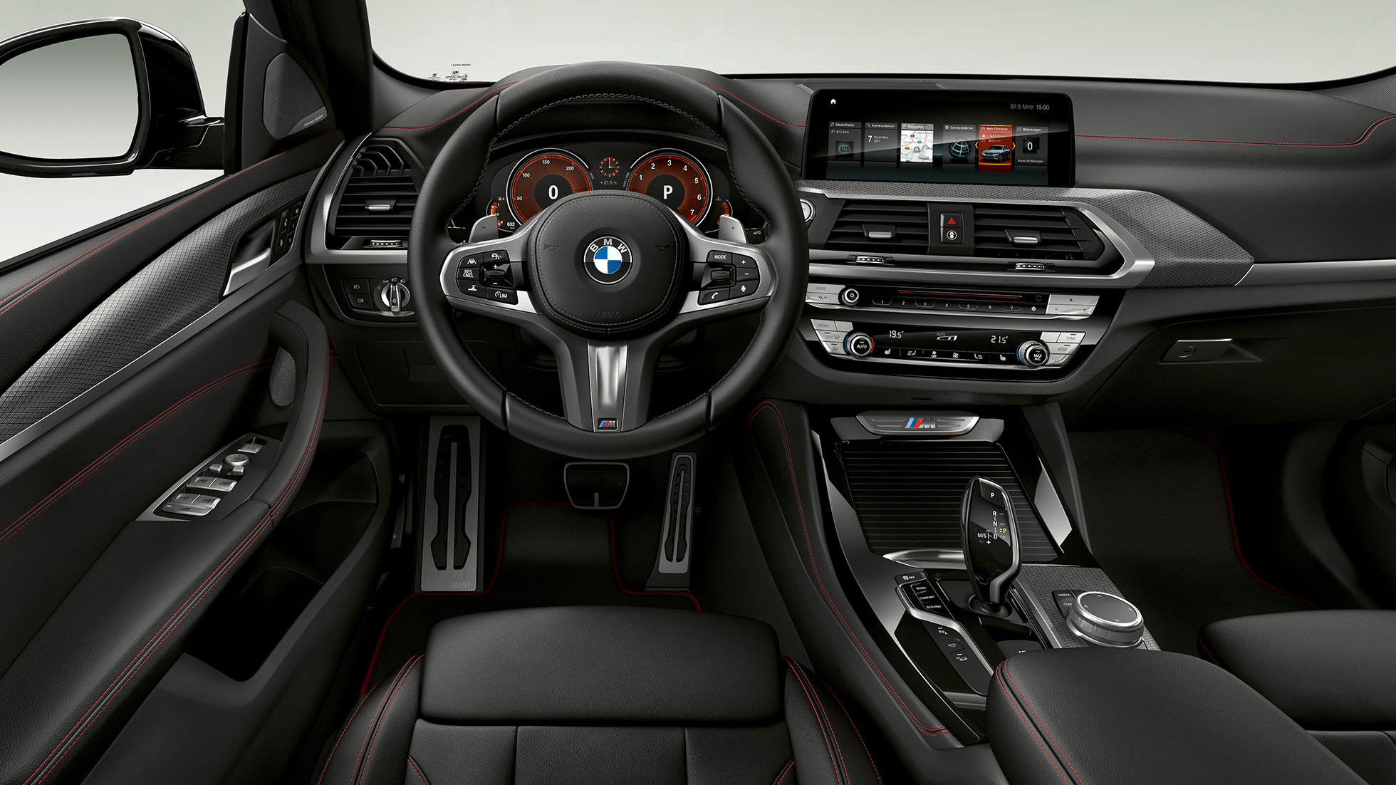 BMW X4 M40i und BMW X4 M40d, Cockpit. BMW X4 M40i und BMW X4 M40d, Interieur, Cockpit mit Sportsitzen und M Lederlenkrad.