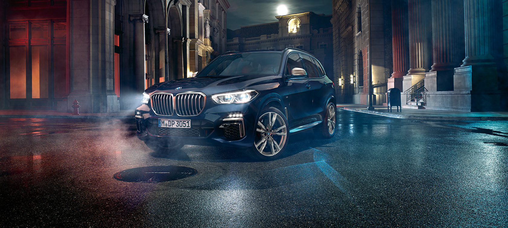 BMW X5 M50i und M50d Dreiviertel-Frontansicht BMW X5 M50i und M50d G05 Carbonschwarz metallic Dreiviertel-Frontansicht