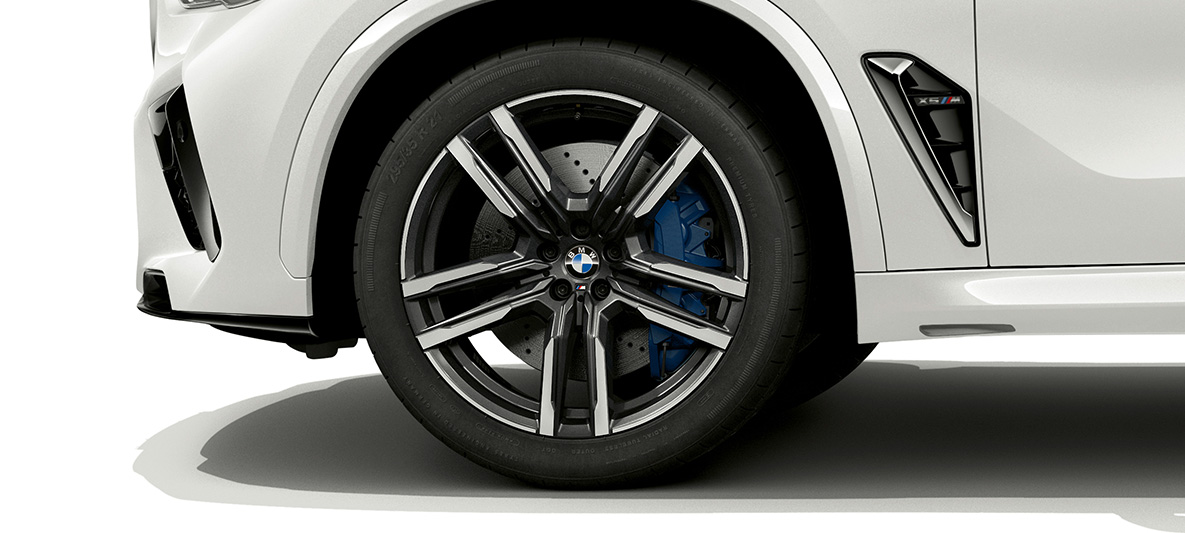 21-Zoll M Leichtmetallräder Bicolor Orbitgrau BMW X5 M 21-Zoll M Leichtmetallräder Bicolor Orbitgrau BMW X5 M Mineralweiß F95 Nahaufnahme