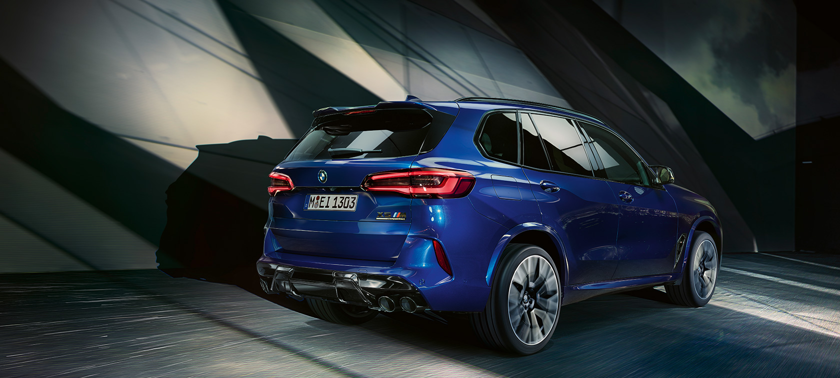 BMW X5 M Competition Dreiviertel-Heckansicht BMW X5 M Competition F95 2020 Marina Bay Blau metallic Dreiviertel-Heckansicht