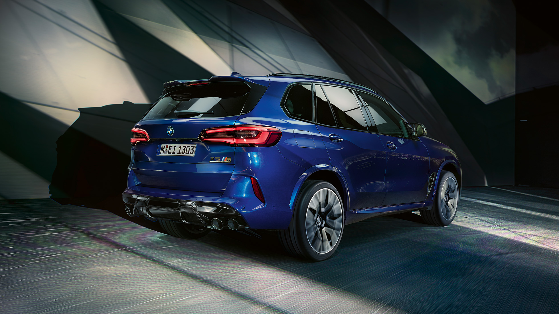 BMW X5 M Competition mit M xDrive BMW X5 M Competition mit M xDrive F95 2020 Marina Bay Blau metallic Dreiviertel-Heckansicht