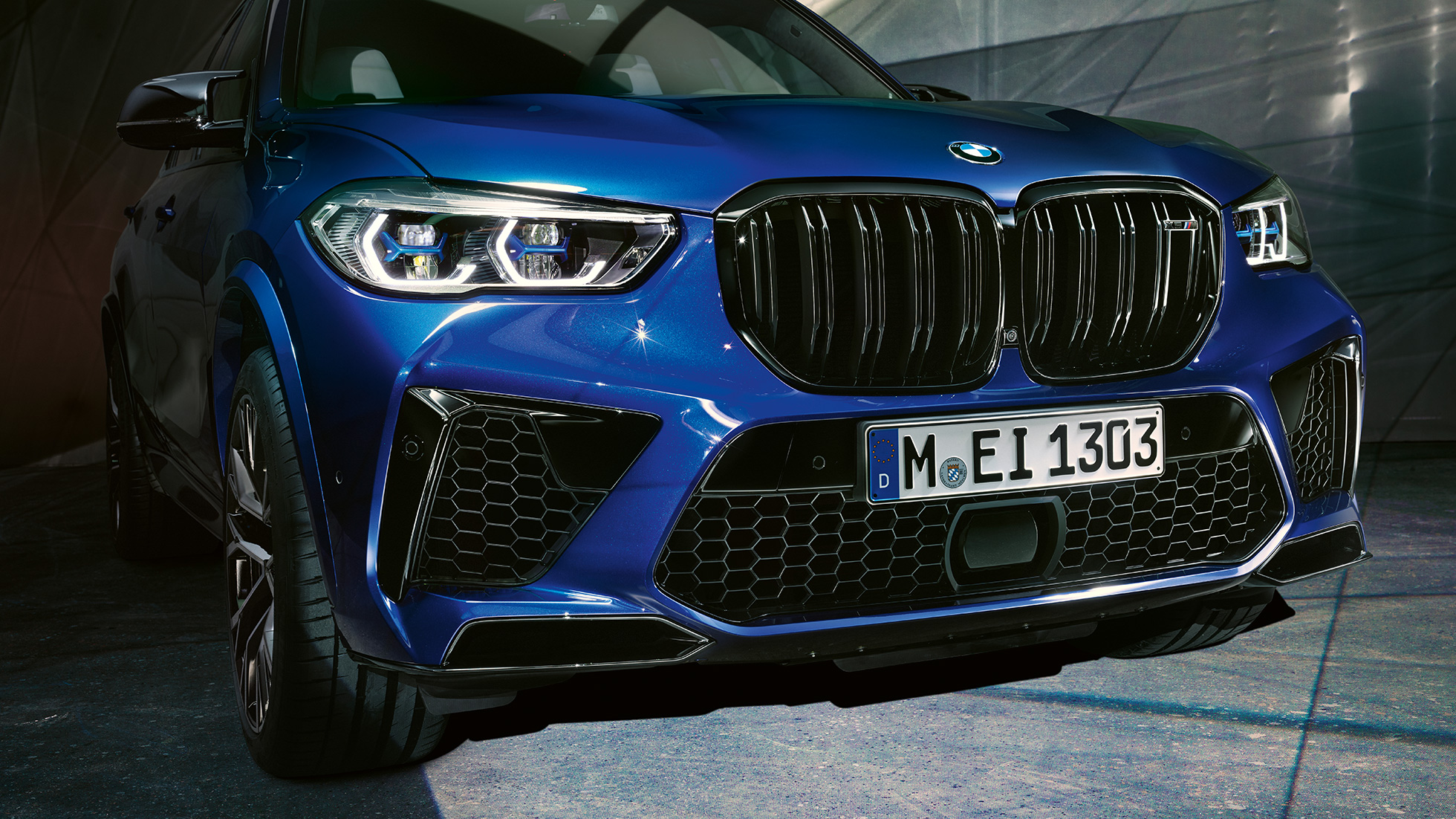 M Doppelniere BMW X5 M Competition M Doppelniere BMW X5 M Competition F95 Marina Bay Blau metallic Nahaufnahme Front