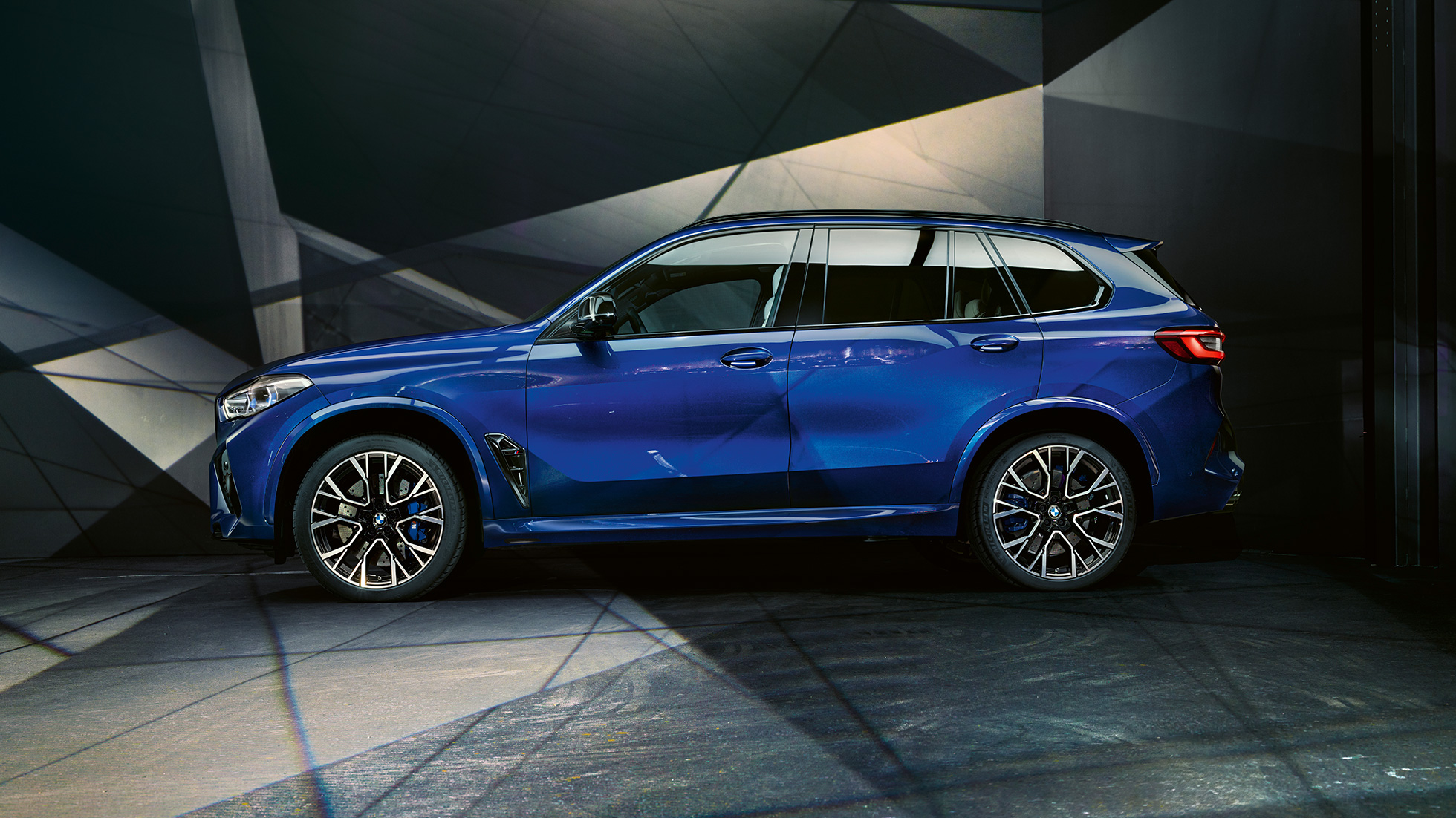 BMW X5 M Competition Seitenansicht BMW X5 M Competition mit M Leichtmetallrädern F95 Marina Bay Blau metallic Seitenansicht
