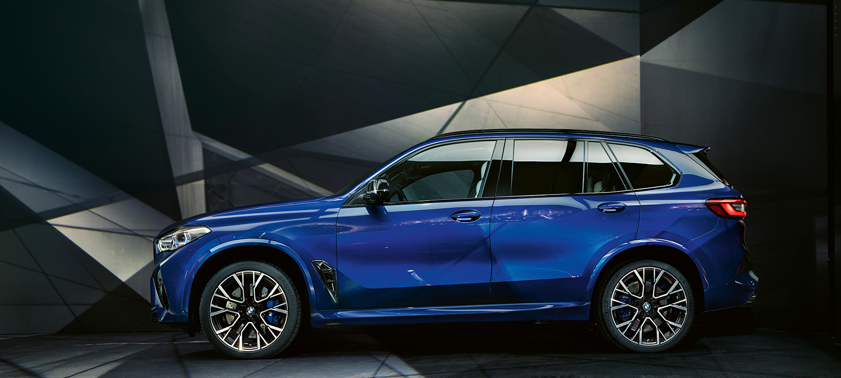 BMW X5 M Competition Seitenansicht BMW X5 M Competition Marina Bay Blau metallic F95 Seitenansicht