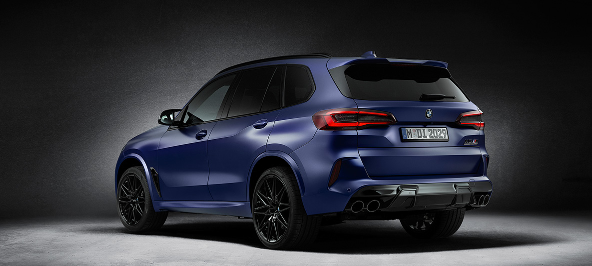 BMW X5 M First Edition F95 2020 BMW Individual Sonderlackierung Frozen Marina Bay Blue metallic matt Dreiviertel-Heckansicht BMW X5 M First Edition F95 2020 BMW Individual Sonderlackierung Frozen Marina Bay Blue metallic matt Dreiviertel-Heckansicht