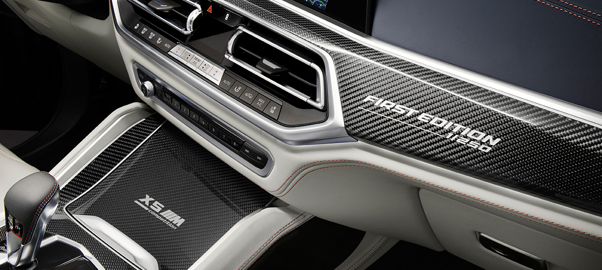 BMW X5 M First Edition F95 2020 Innenraum Interieurleisten in 'Carbon Fibre' mit „First Edition“-Schriftzug BMW X5 M First Edition F95 2020 Innenraum Interieurleisten in 'Carbon Fibre' mit „First Edition“-Schriftzug