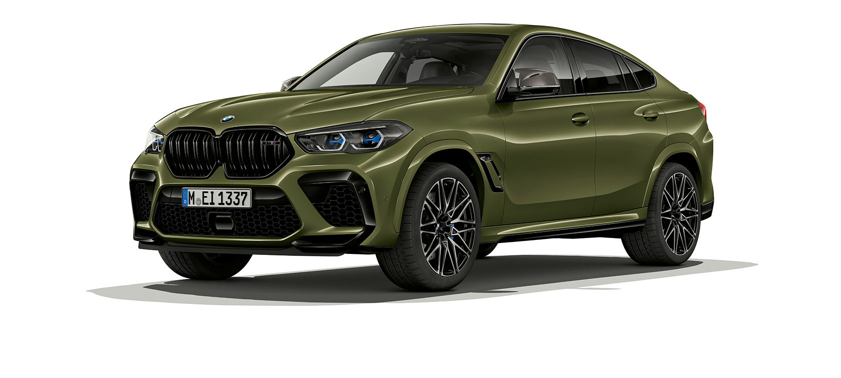 BMW X6 M Competition Dreiviertel-Seitenansicht BMW X6 M Competition F96 2020 BMW Individual Sonderlackierung Urban Green Dreiviertel-Seitenansicht