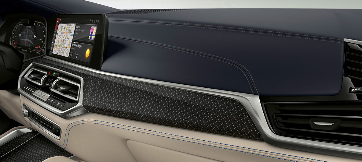 BMW X6 M Individual F96 2020 Innenraum BMW X6 M F96 2020 Innenraum Interieurleiste Individual Edelholzausführung 'Fineline' schwarz mit Aluminiumeinlegern