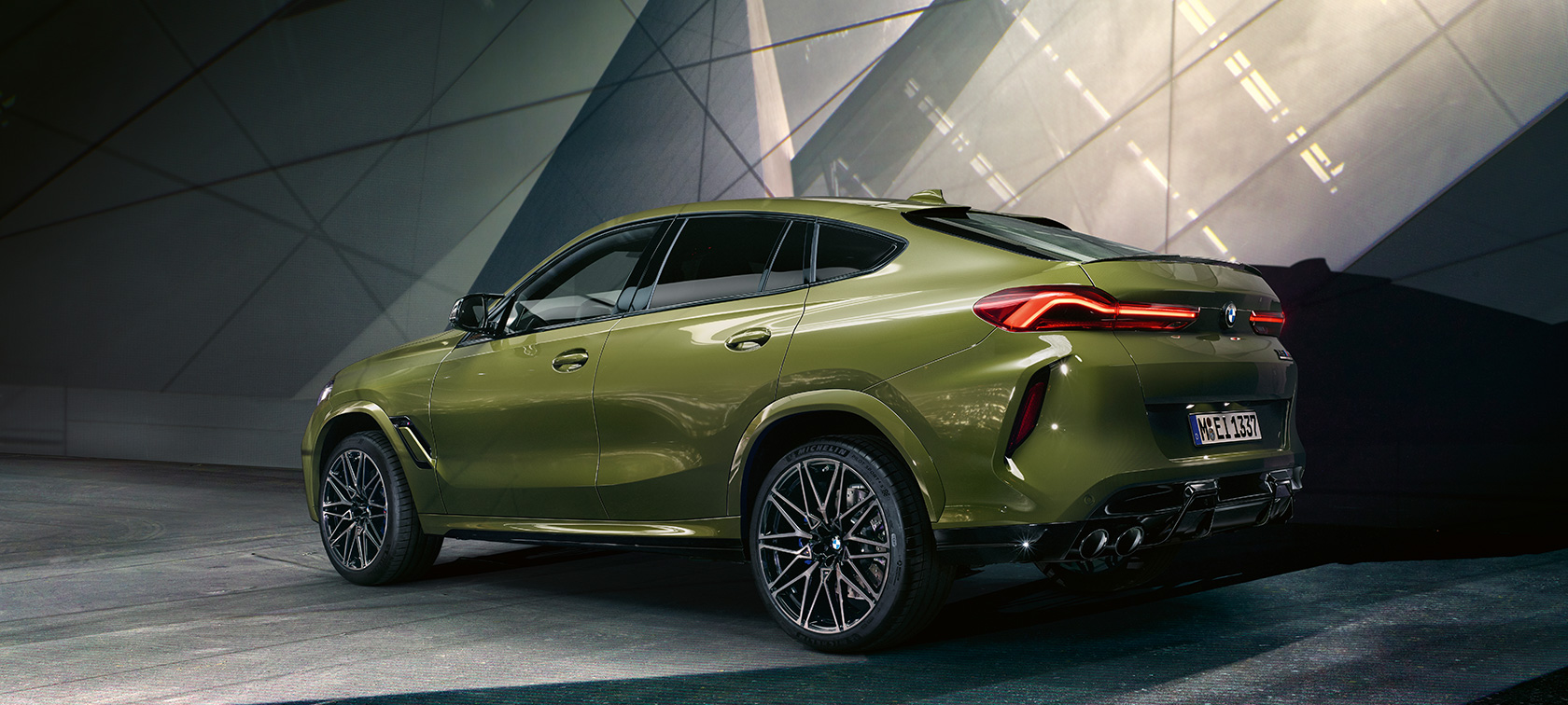 BMW X6 M Competition Dreiviertel-Heckansicht BMW X6 M Competition F96 2020 BMW Individual Sonderlackierung Urban Green Dreiviertel-Heckansicht