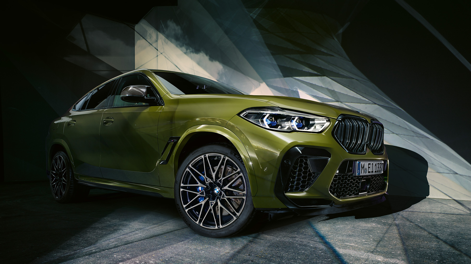 Exterieur-Design BMW X6 M Competition Exterieur-Design BMW X6 M Competition F96 2020 BMW Individual Sonderlackierung Urban Green Dreiviertel-Frontansicht