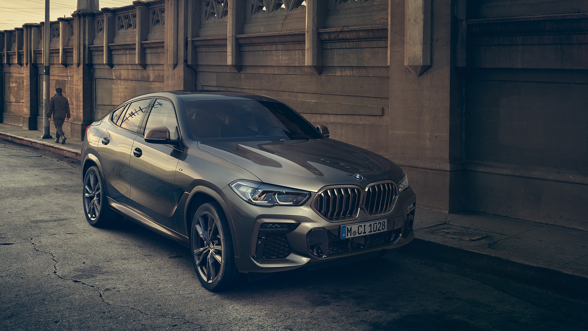 BMW X6 M50i mit M TwinPower Turbo 8-Zylinder Benzinmotor BMW X6 M50i mit M TwinPower Turbo 8-Zylinder Benzinmotor G06 Manhattan metallic Dreiviertel-Seitenansicht