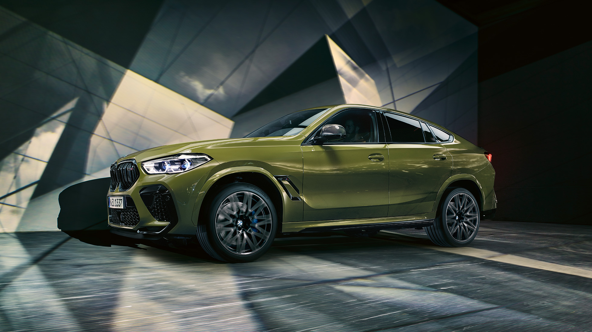 BMW X6 M Competition Seitenansicht BMW X6 M Competition mit M Leichtmetallrädern F96 BMW Individual Sonderlackierung Urban Green Seitenansicht