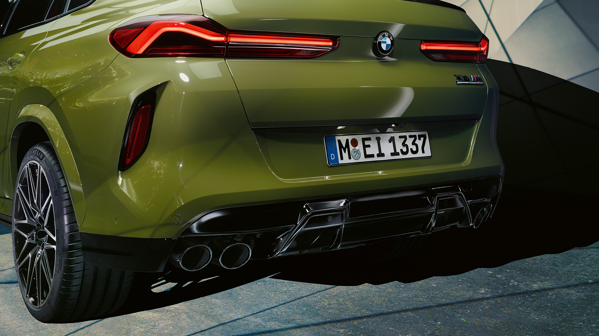 BMW X6 M Competition Dreiviertel-Heckansicht BMW X6 M Competition mit M Sportabgasanlage F96 BMW Individual Sonderlackierung Urban Green Dreiviertel-Heckansicht