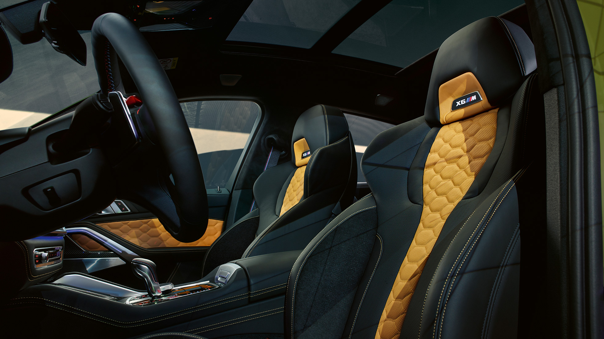 M Multifunktionssitze BMW X6 M Competition M Multifunktionssitze mit beleuchtetem X6 M Schriftzug BMW X6 M Competition F96 Innenraum