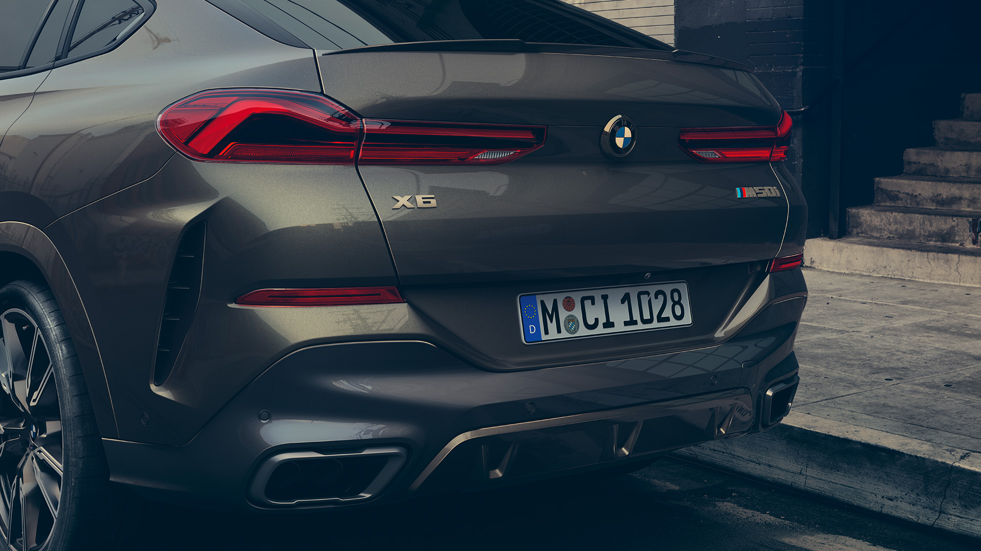 BMW X6 M50i Heckansicht Nahaufnahme des Hecks des BMW X6 M50i