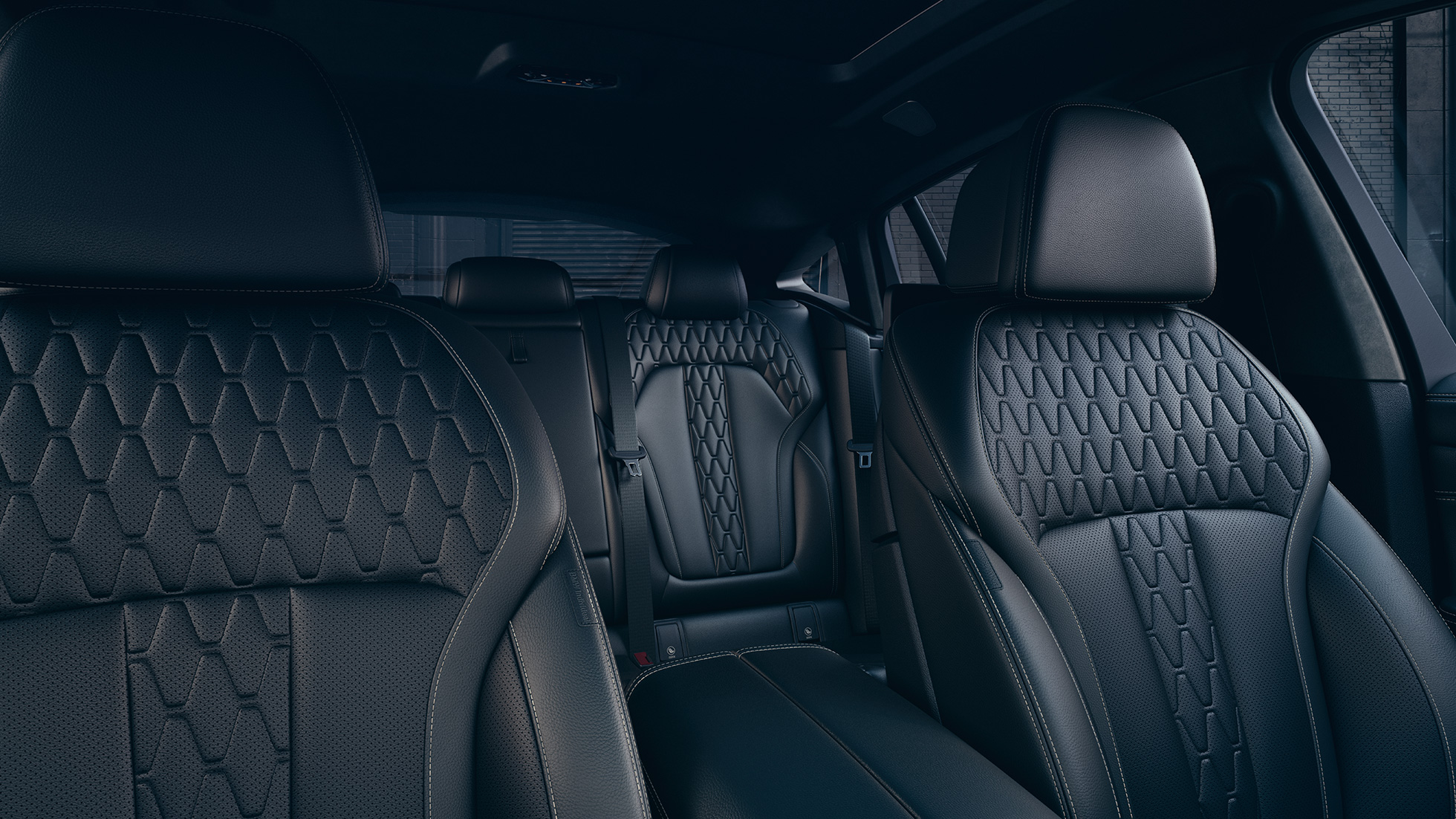 Sportsitze des BMW X6 M50i M50d Innenraum mit Fokus auf die Sportsitze des BMW X6 M50i M50d