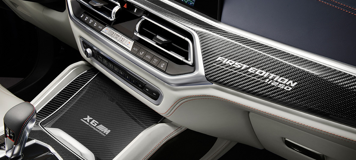 BMW X6 M First Edition F96 2020 Innenraum Interieurleisten in 'Carbon Fibre' mit „First Edition“-Schriftzug BMW X6 M First Edition F96 2020 Innenraum Interieurleisten in 'Carbon Fibre' mit „First Edition“-Schriftzug