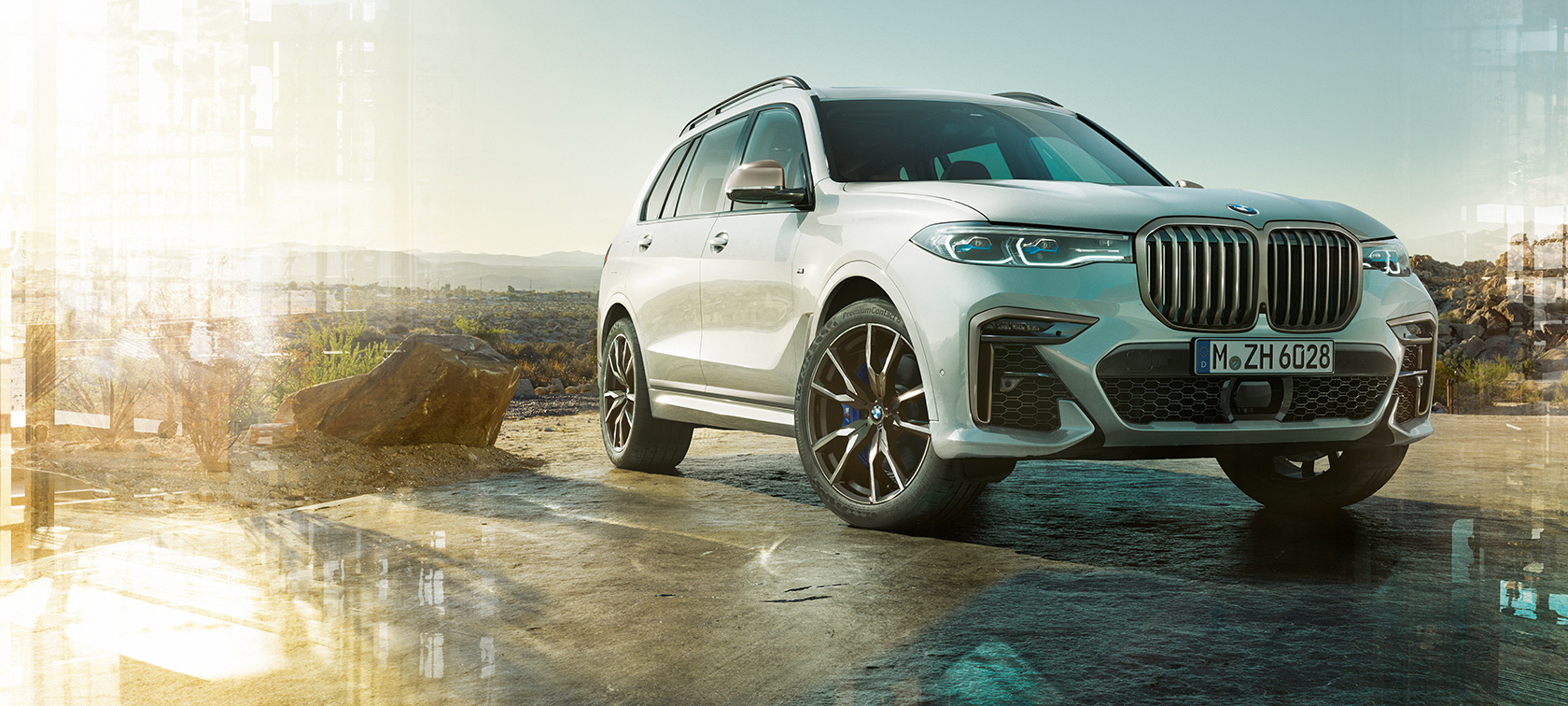 BMW X7 M Automobil, Dreiviertel-Frontansicht links BMW X7 M Automobil in Mineralweiß, G07, stehend, Dreiviertel-Frontansicht links