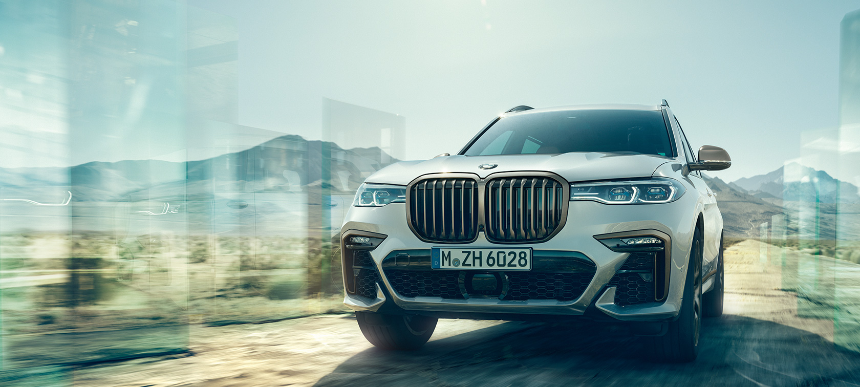 BMW X7 M50i und M50d, Frontansicht BMW X7 M Automobil M50i und M50d in Mineralweiß, G07, stehend, Frontansicht