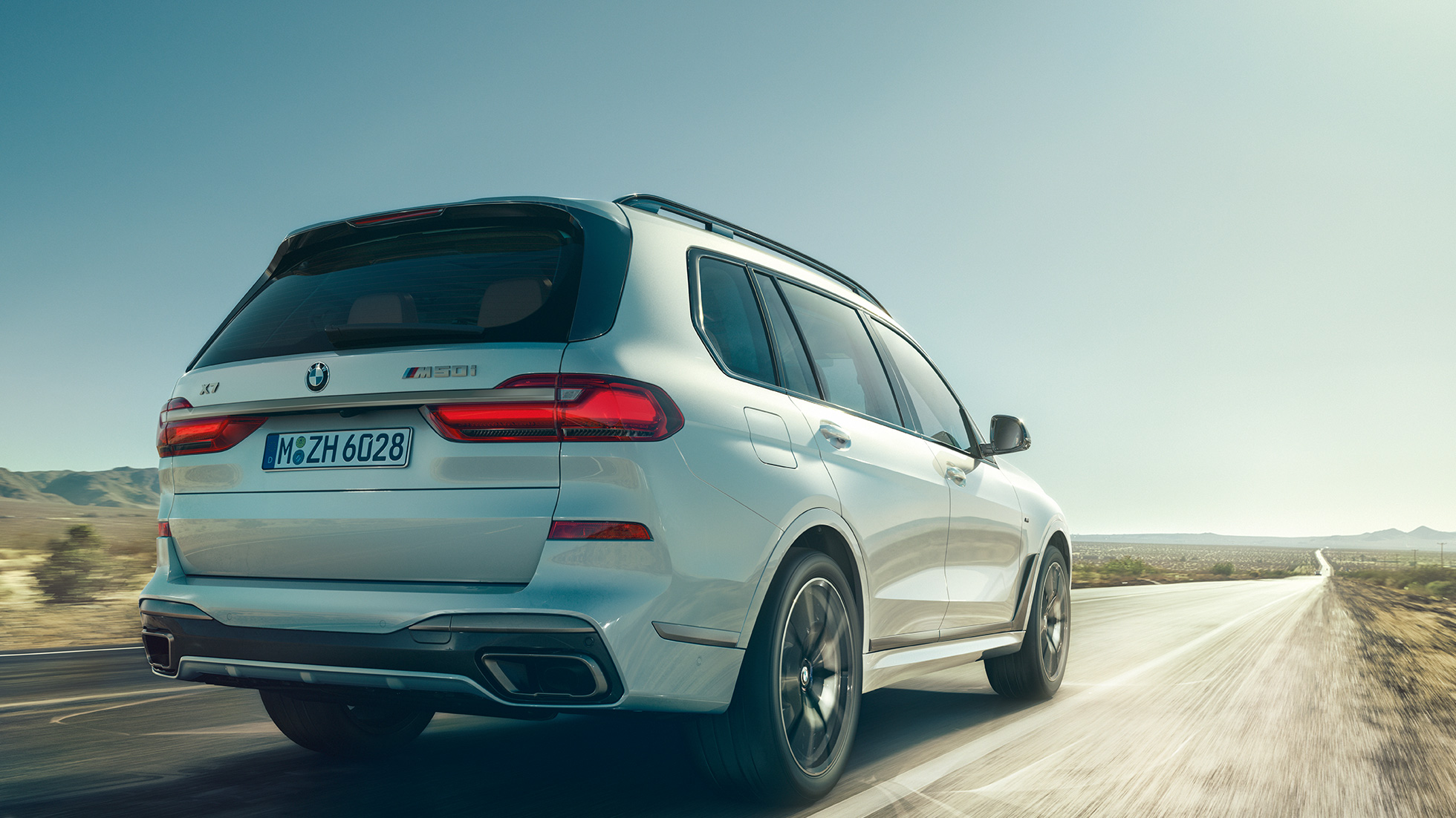 BMW X7 M50i, Dreiviertel-Heckansicht BMW X7 M50i in Mineralweiß, Dreiviertel-Heckansicht, G07, 2019