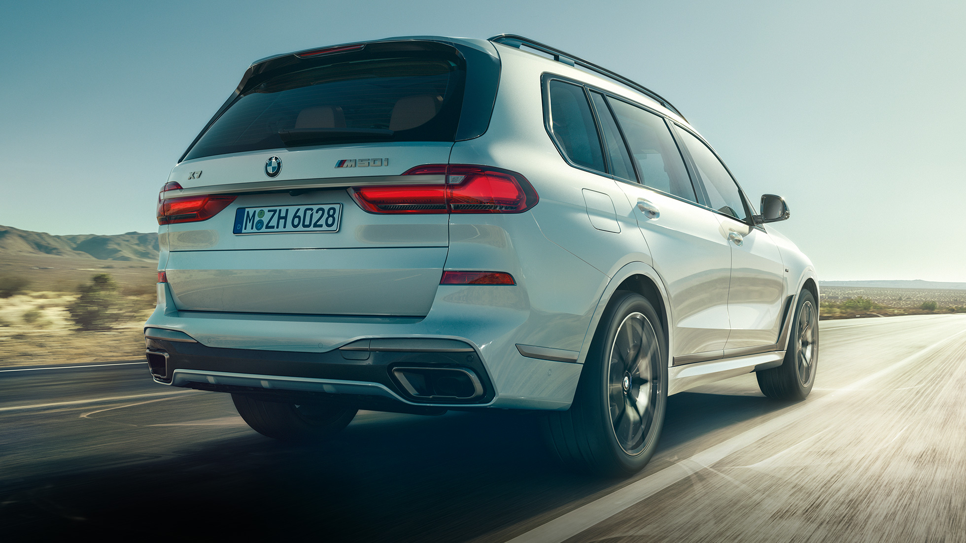 BMW X7 M50i, Heckansicht BMW X7 M50i in Mineralweiß, fahrend, Heckansicht, G07, 2019