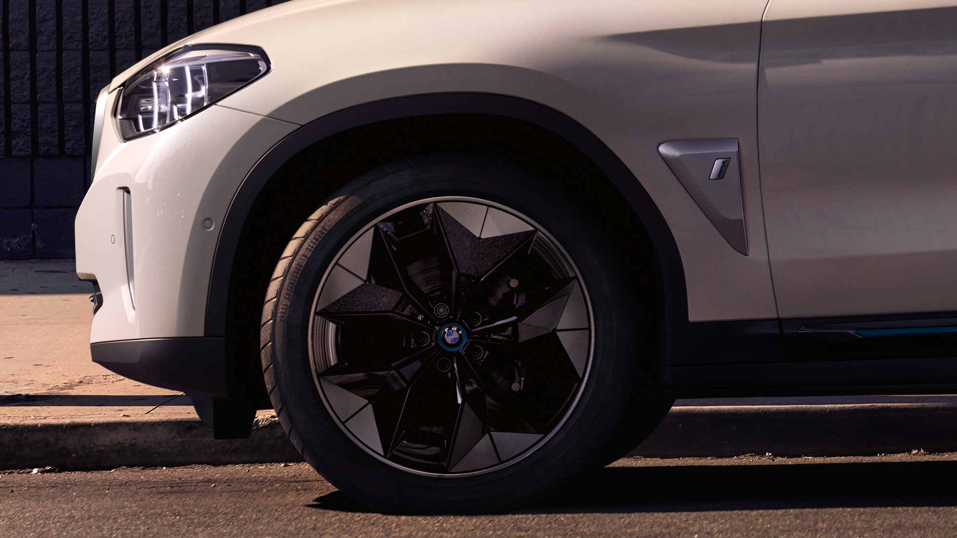Aerodynamik-Räder BMW iX3 G08 Nahaufnahme Rad Aerodynamik-Räder BMW iX3 G08 2020 Mineralweiß metallic Nahaufnahme Rad Exterieur