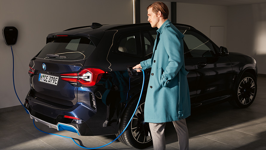 BMW iX3 G08 2021 elektrischer SAV Laden BMW iX3 G08 2021 elektrischer SAV aufladen an einer öffentlichen Schnellladestation