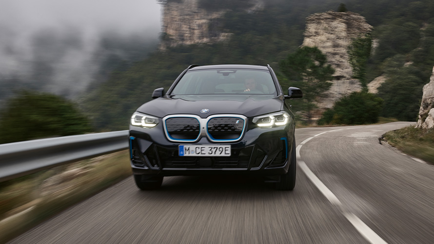 Frontansicht fahrend BMW iX3 G08 M Carbonschwarz BMW iX3 G08 2021 M Carbonschwarz Frontansicht fahrend