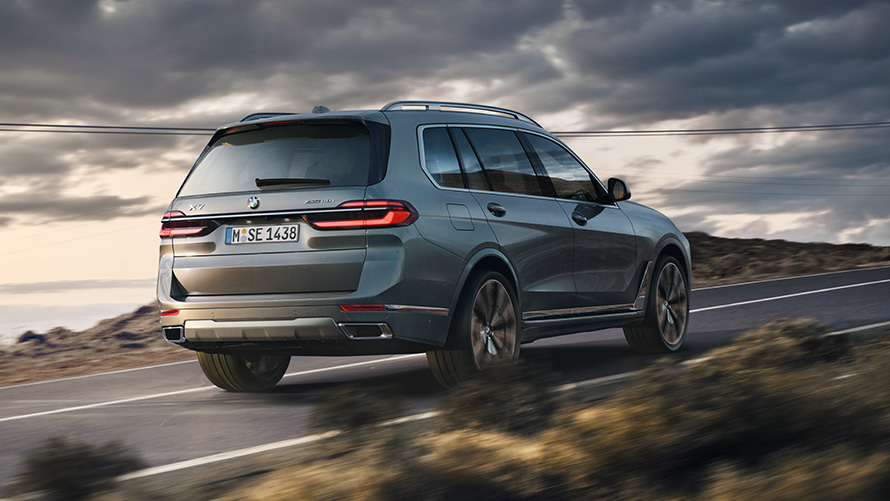 BMW X7 G07 erste Generation Dreiviertel-Heckansicht fahrend auf der Straße BMW X Modelle BMW X7 G07 erste Generation Dreiviertel-Heckansicht fahrend auf der Straße