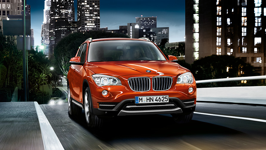 BMW X1 E84 erste Generation Dreiviertel-Frontansicht auf der Straße BMW X Modelle BMW X1 E84 erste Generation Dreiviertel-Frontansicht auf der Straße