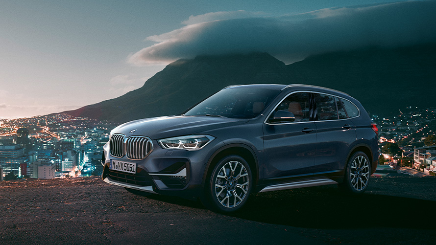 BMW X1 F48 zweite Generation Dreiviertel-Seitenansicht stehend vor Stadt BMW X Modelle BMW X1 F48 zweite Generation Dreiviertel-Seitenansicht stehend vor Stadt