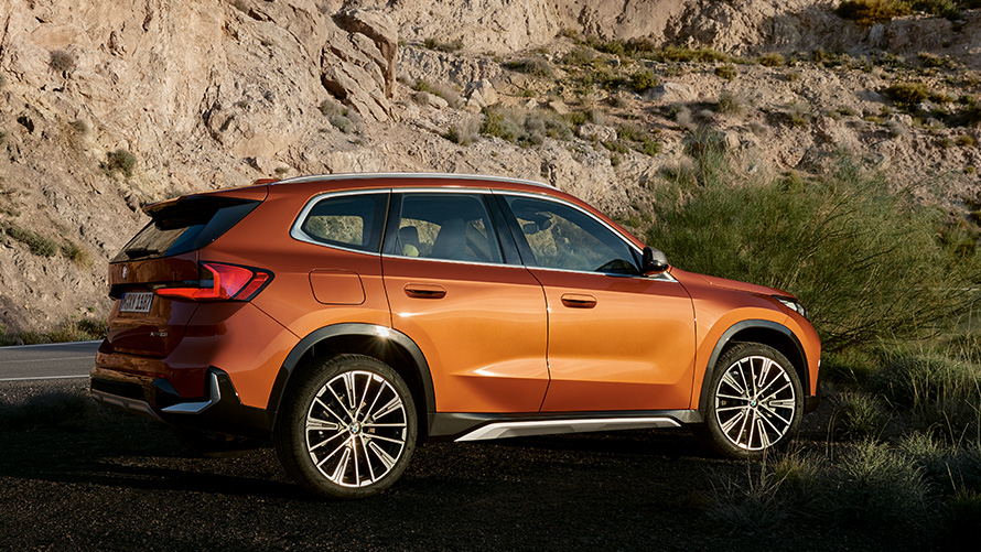BMW X1 U11 dritte Generation Dreiviertel-Frontansicht auf Straße BMW X Modelle BMW X1 U11 dritte Generation Dreiviertel-Frontansicht auf Straße
