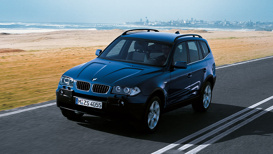 BMW X3 E83 erste Generation Dreiviertel-Frontansicht fahrend auf der Straße BMW X Modelle BMW X3 E83 erste Generation Dreiviertel-Frontansicht fahrend auf der Straße