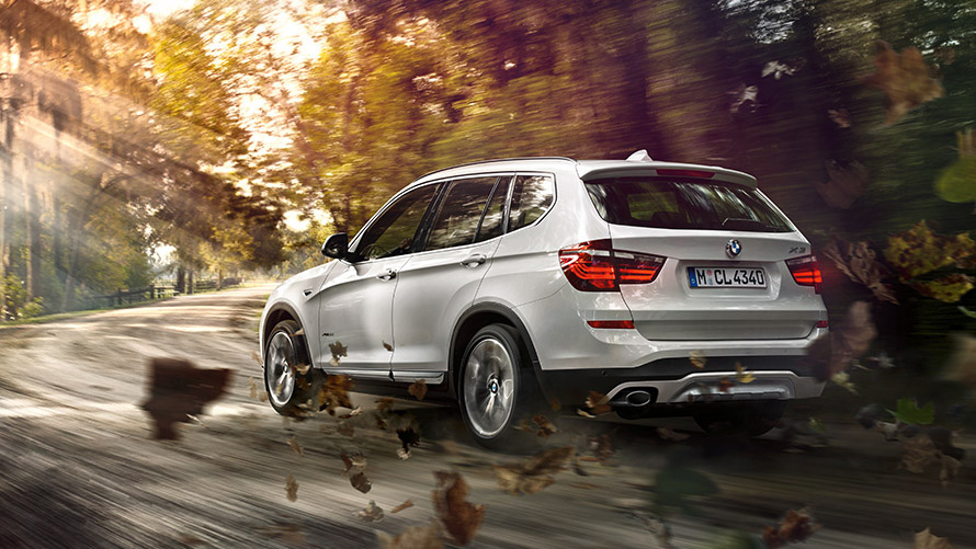 BMW X3 F25 zweite Generation Dreiviertel-Heckansicht fahrend auf der Straße BMW X Modelle BMW X3 F25 zweite Generation Dreiviertel-Heckansicht fahrend auf der Straße