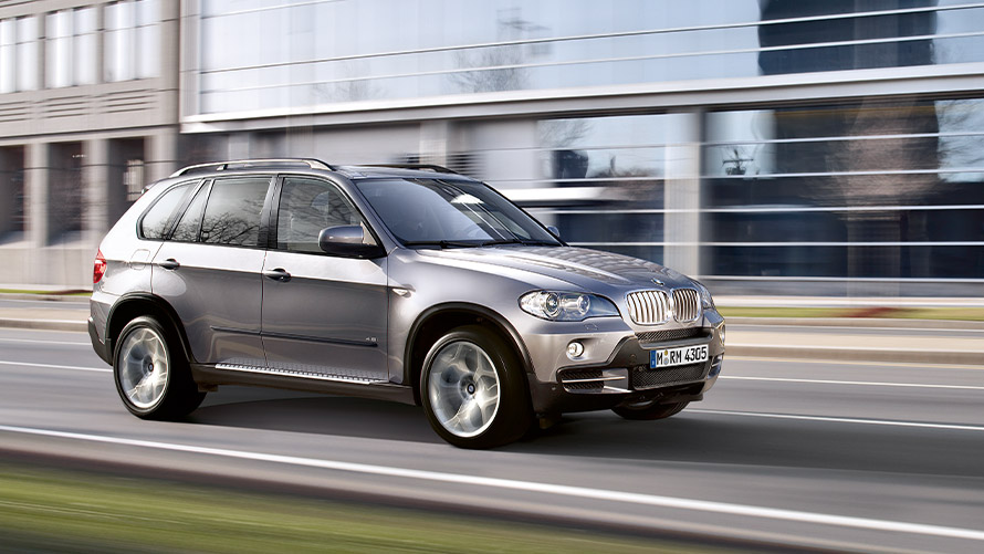 BMW X5 E70 zweite Generation Seitenansicht fahrend auf der Straße BMW X Modelle BMW X5 E70 zweite Generation Seitenansicht fahrend auf der Straße