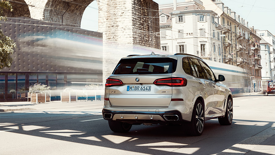 BMW X5 G05 vierte Generation Dreiviertel-Heckansicht stehend vor Gebäude BMW X Modelle BMW X5 G05 vierte Generation Dreiviertel-Heckansicht stehend vor Gebäude