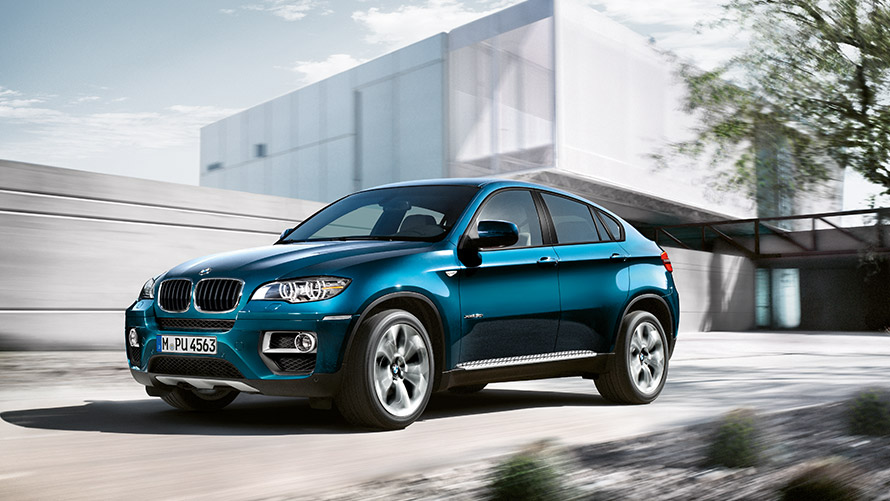 BMW X6 E71 erste Generation Dreiviertel-Seitenansicht stehend vor Gebäude BMW X Modelle BMW X6 E71 erste Generation Dreiviertel-Seitenansicht stehend vor Gebäude