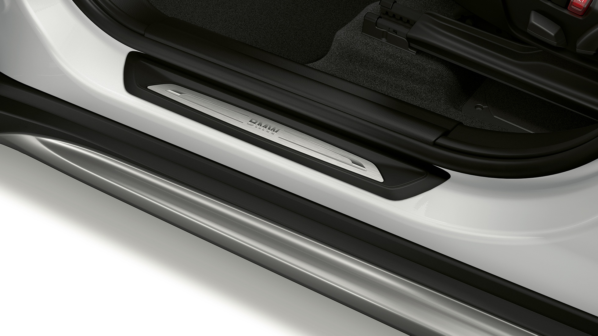 BMW X1, Modell xLine, Einstiegsleiste BMW X1, Modell xLine, Seitenansicht mit Close-up auf Einstiegsleiste