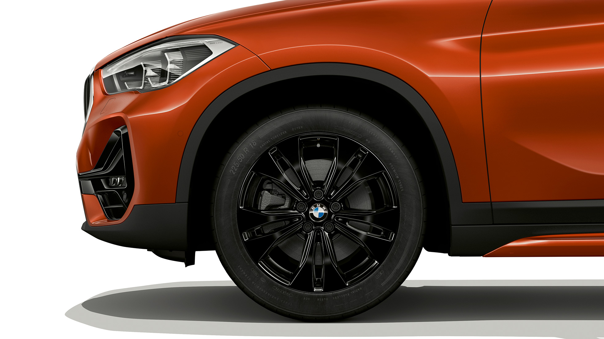 BMW X1, Modell Sport Line, Leichtmetallrad BMW X1, Modell Sport Line, Seitenansicht mit Close-up auf Leichtmetallrad