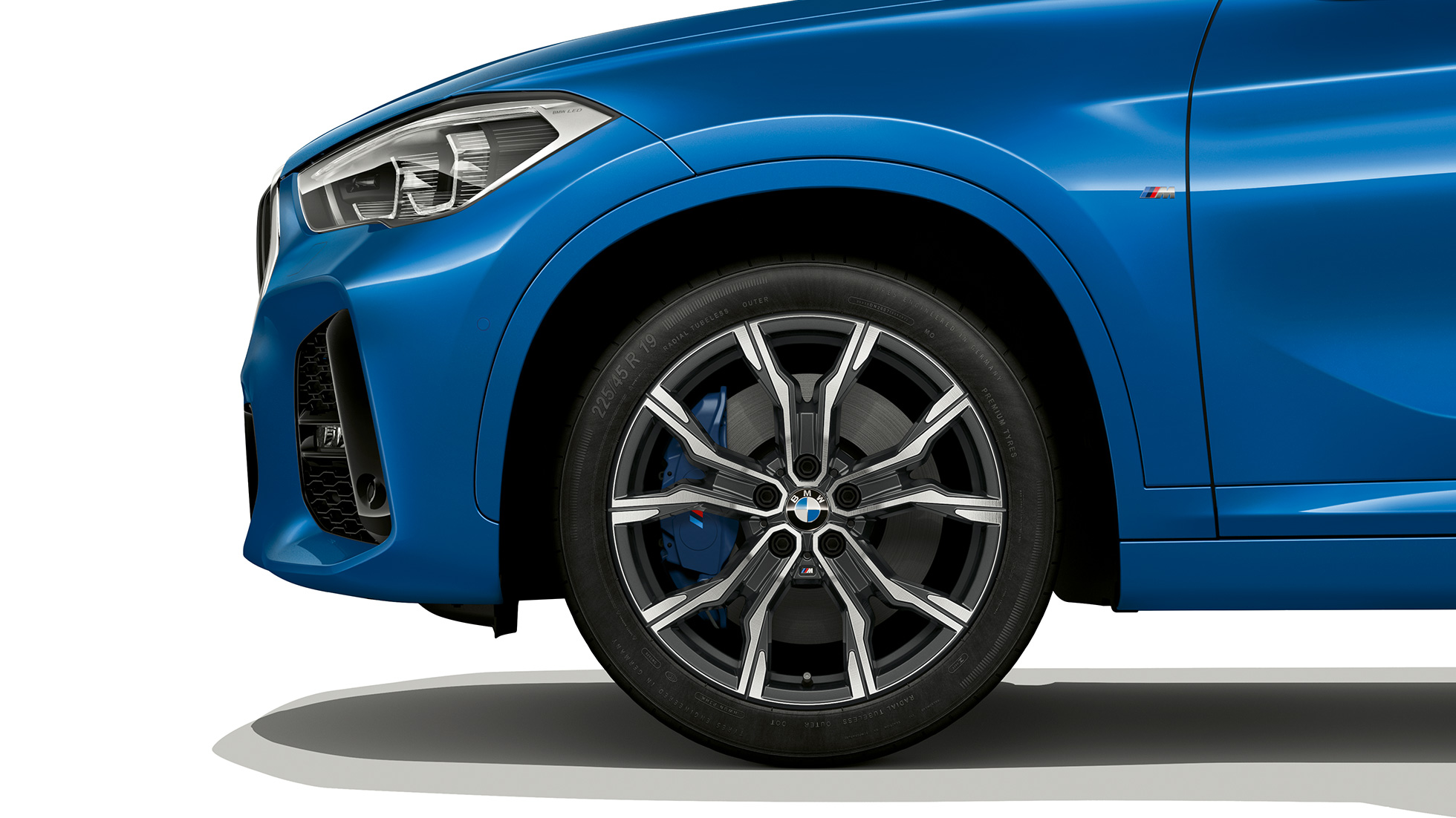 BMW X1, Modell M Sport, Leichtmetallrad BMW X1, Modell M Sport, Seitenansicht mit Close-up auf Leichtmetallrad