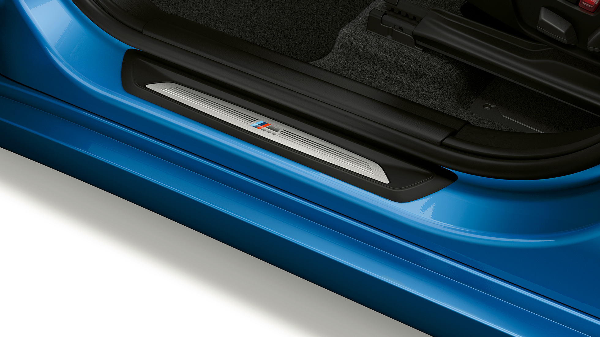 BMW X1, Modell M Sport, Einstiegsleiste BMW X1, Modell M Sport, Seitenansicht mit Close-up auf Einstiegsleiste