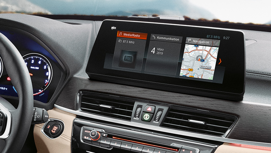 BMW X1 Interieur, 10,25" Control Display. BMW X1 Interieur, mit Blick auf das 10,25" Control Display mit Touchscreen.