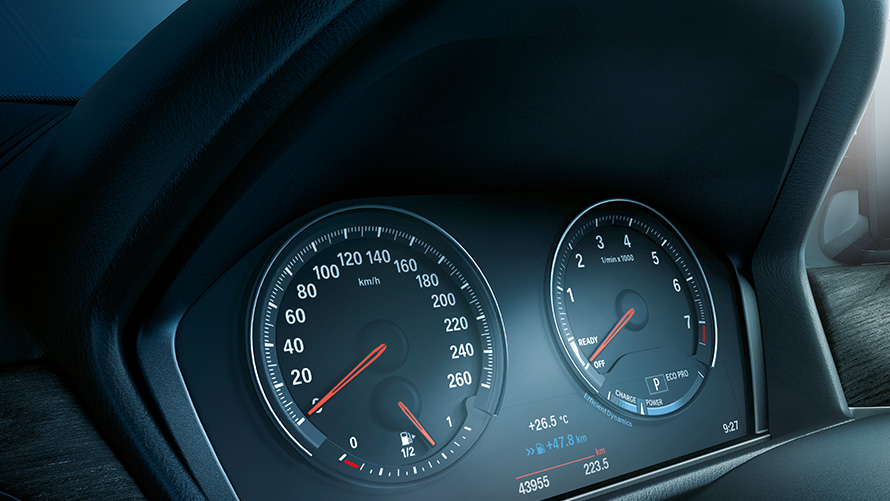 BMW X1, Instrumententafel mit Black Panel Technologie. BMW X1 Interieur, mit Blick auf die Instrumententafel mit Black Panel Technologie.