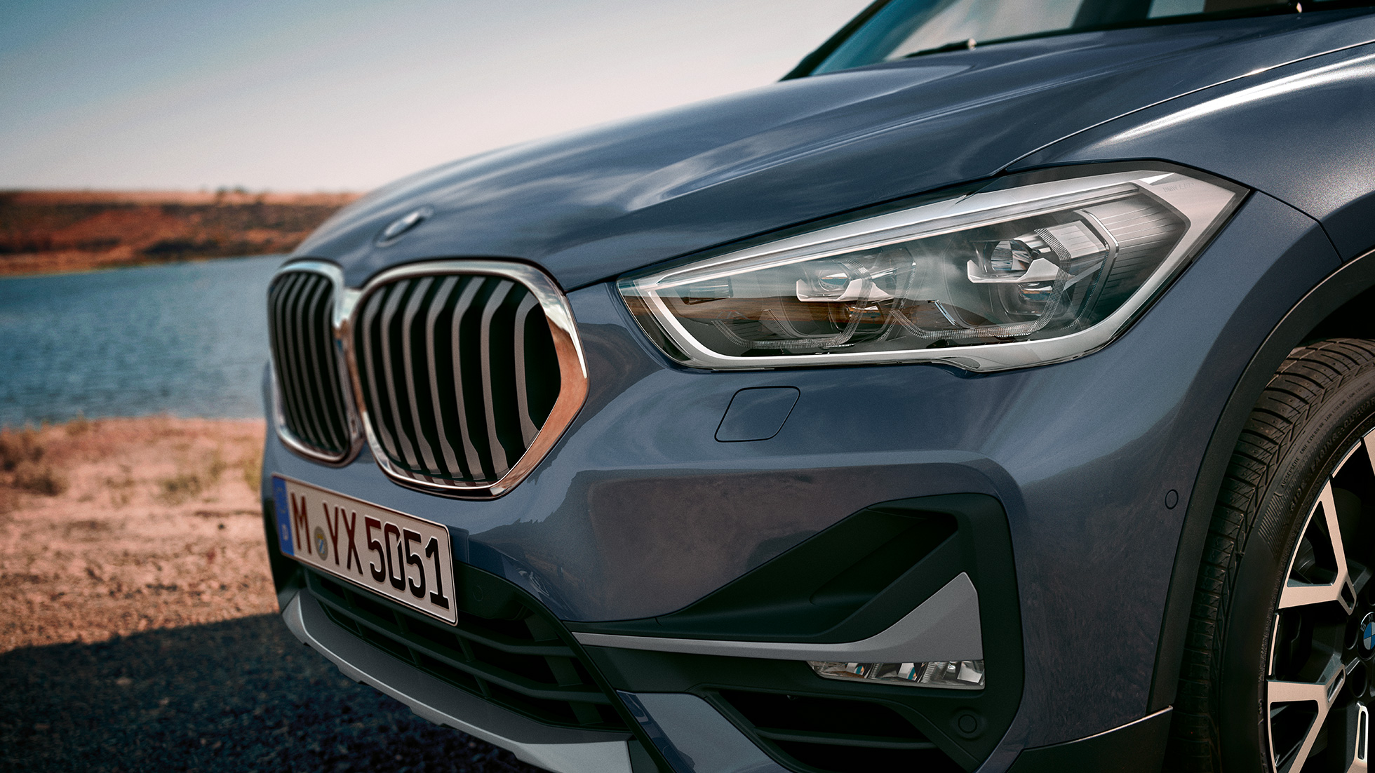 BMW X1, adaptiver LED-Scheinwerfer BMW X1, Close-up des adaptiven LED-Scheinwerfers.