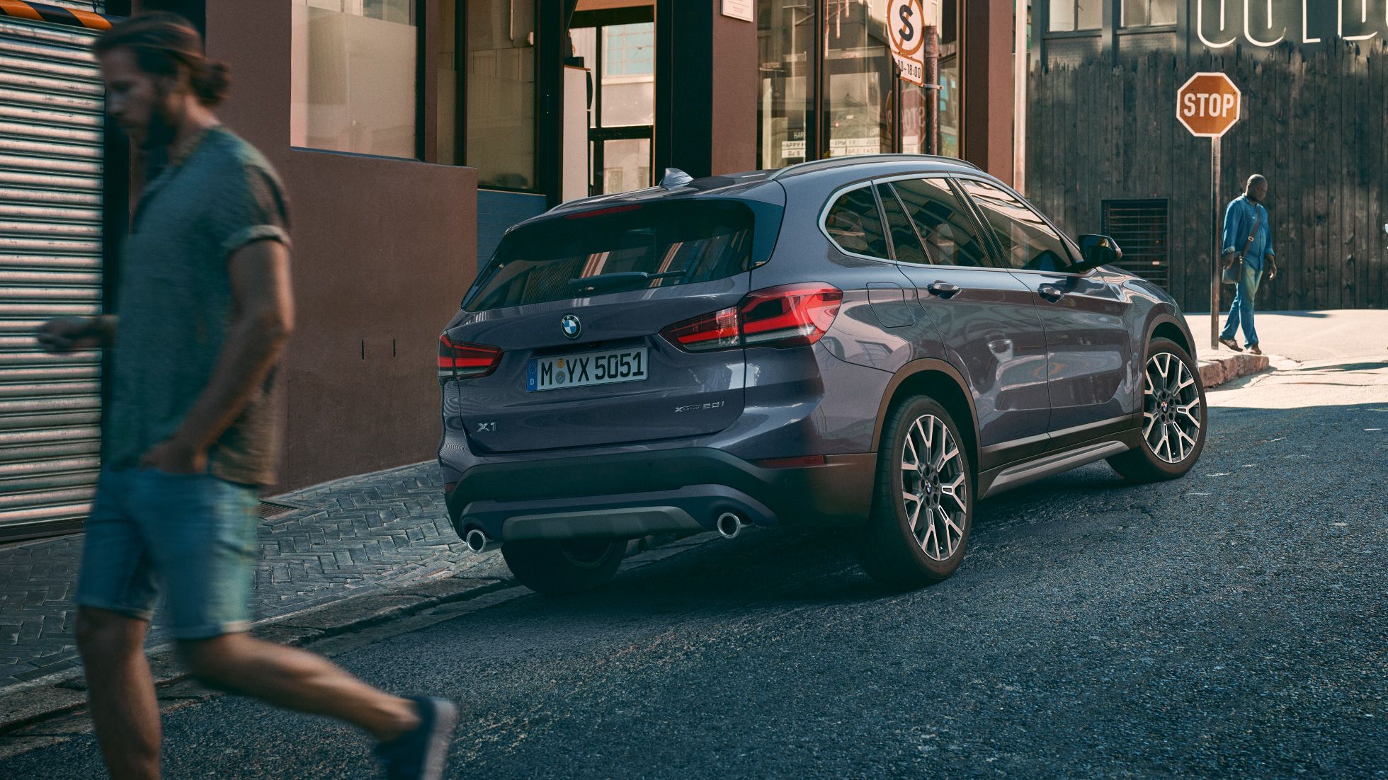 BMW X1, LED-Heckleuchten. BMW X1, Dreiviertel-Heckansicht mit Blick auf die LED-Heckleuchten.
