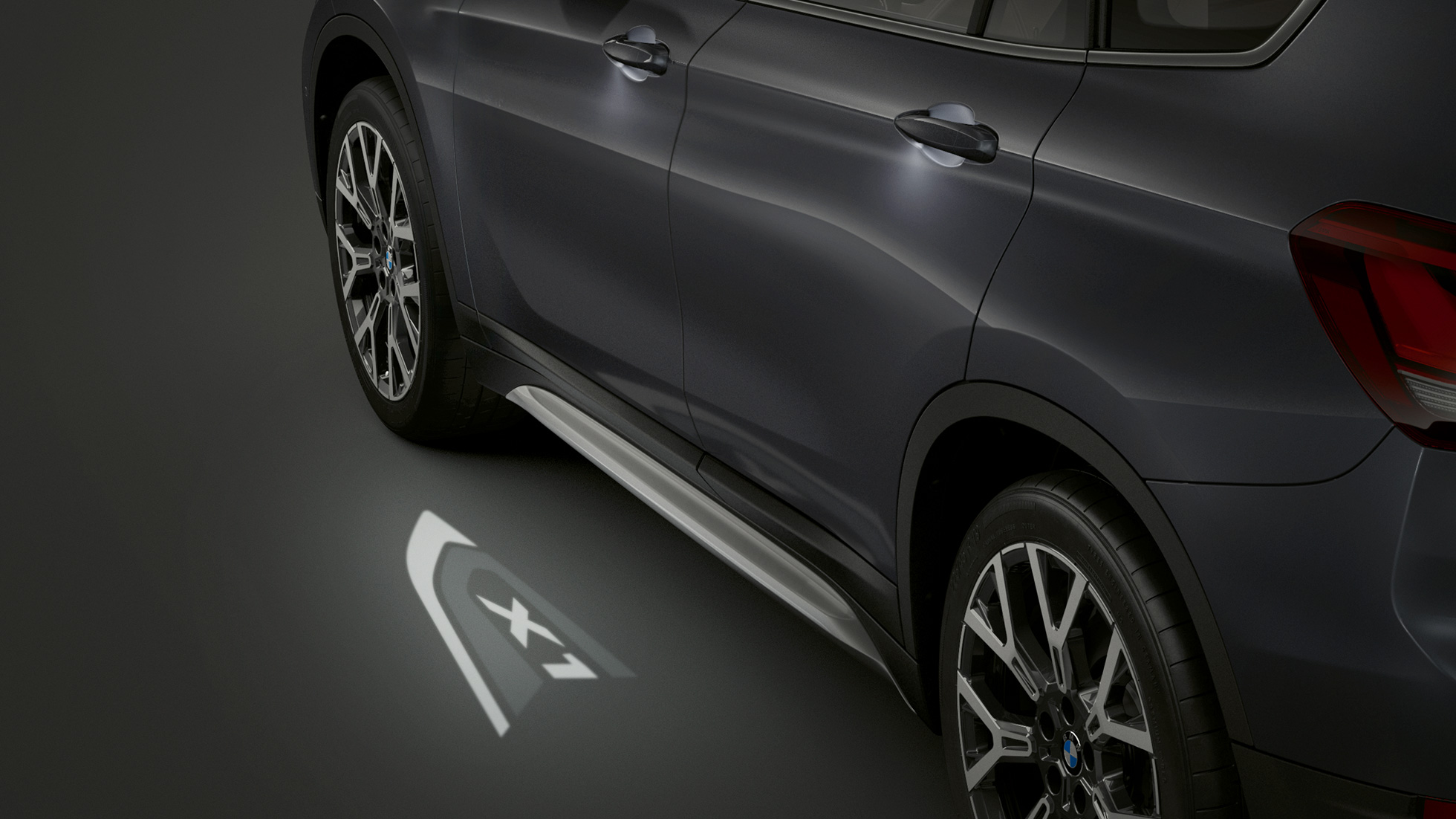 BMW X1, LED-Projektion “X1”. BMW X1, Seitenansicht mit Blick auf die LED-Projektion “X1”.