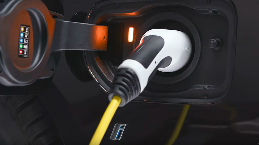 BMW Plug-In Hybrid mit Ladekabel angeschlossen BMW 2er Active Tourer F45 BMW Plug-In Hybrid mit Ladekabel angeschlossen Nahaufnahme