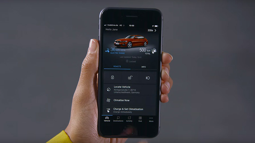 Smartphone mit BMW Connected App BMW 2er Active Tourer F45 Smartphone mit BMW Connected App Nahaufnahme