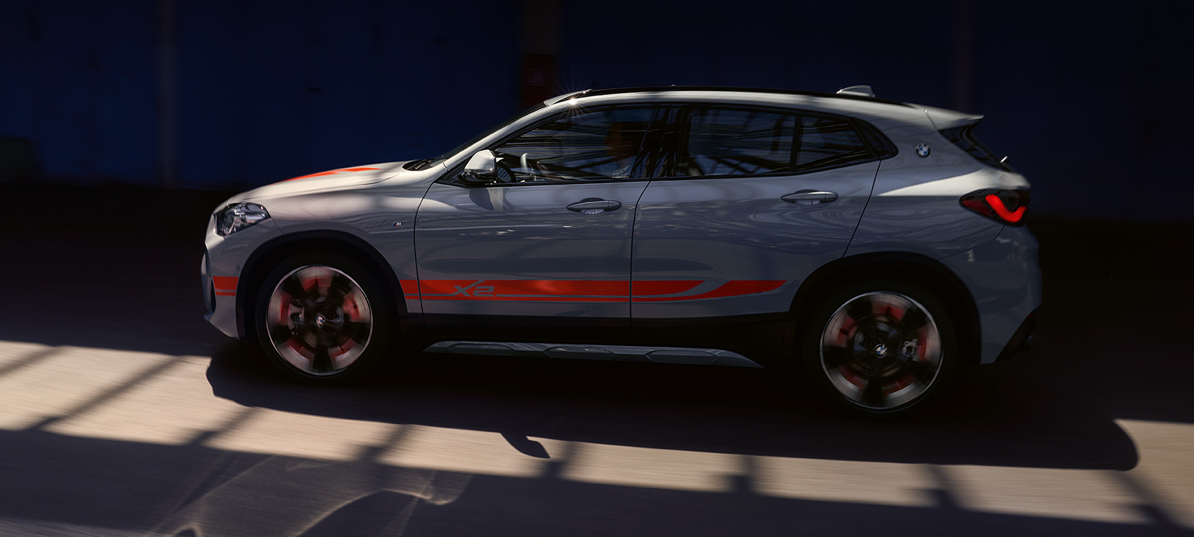 Seitenansicht BMW X2 F39 Seitenansicht BMW X2 F39 2020 Brooklyn Grau fahrend